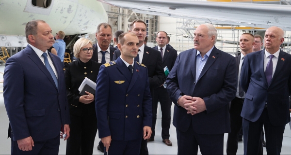 Президент Беларуси Александр Лукашенко сегодня посетил Национальный аэропорт Минск и Минский завод гражданской авиации № 407