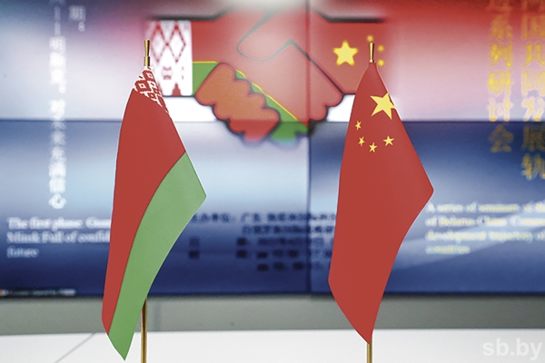 Міністры транспарту Беларусі і Кітая Аляксей Ляхновіч і Лю Вэй правялі рабочую сустрэчу