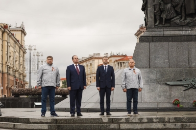 «Дорога жизни. Дорога мужества. Дорога Победы». Белорусские и российские дорожники возложили цветы к Вечному огню у монумента Победы в Минске