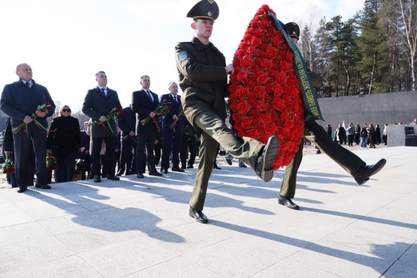 Делегация Минтранса приняла участие в традиционной памятной церемонии возложения цветов в Хатыни