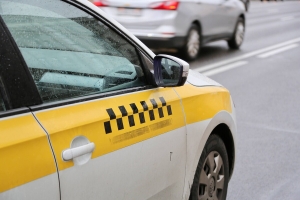 Can a taxi driver refuse to transport passengers with children if they do not have child restraints?