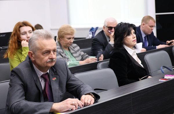 Ситуацию в трудовых коллективах транспортной отрасли обсудили в Минтрансе на встрече с активом БелПрофТранса